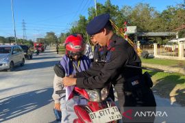Brimob Sultra ajak pengendara pasang bendera  Merah Putih di kendaraan