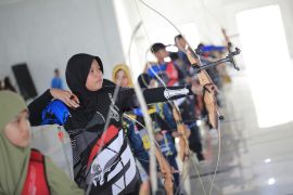Puluhan pelajar ikuti pertandingan panahan pada POPKOT Tanjungpinang 2025