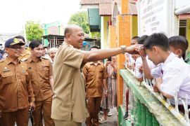 Bupati Langkat Syah Afandin bagikan 1.020 seragam SD