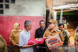 Pemkot Bandung memperbaiki rumah warga yang rusak akibat ledakan gas LPG