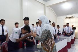 Anggota DPR sampaikan dukungan untuk SMP swasta di Surabaya