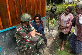 Satgas Yonif 521/DY aktif salurkan obat warga Kurima Yahukimo