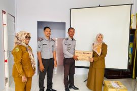 Pemkab Buru Maluku salurkan 61 jenis obat-obatan ke Lapas Namlea