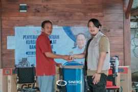 Wamenhub sumbang kursi roda dan alat bantu dengar kepada masyarakat Pulau Sabira