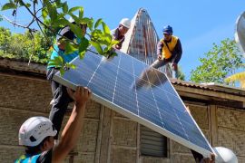 40 rumah di Sumba Timur menikmati listrik 24 jam dari SuperSun