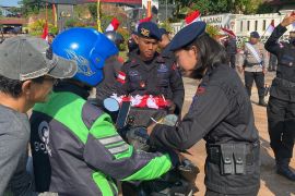 Aparat Kepri galakkan pemasangan Bendera Merah Putih menjelang HUT RI