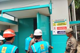 Jelang Hari Kemerdekaan, Satpol PP Gandeng PLN UID Sumbar tertibkan PKL sekitar gardu listrik