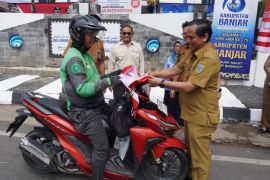 DKISP Pemkab Banjar bagikan bendera Merah Putih sambut HUT RI ke-80
