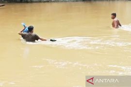 Penghulu di Pasaman berenang seberangi sungai demi layani akad nikah