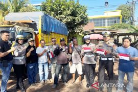 Ditlantas Polda Kalsel bagikan Bendera Merah Putih untuk pengendara