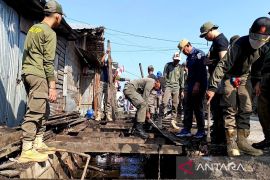 Satpol PP Kotim bersihkan sisa lapak pedagang di Pasar Keramat