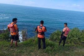 Polres Gunungkidul bawa jasad tanpa kepala di Pantai Gunungkidul ke RS Bhayangkara