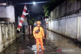 BPBD Jaktim kerahkan personel pantau dan atasi banjir di titik rawan