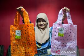 Kerajinan tas belanja dari limbah plastik
