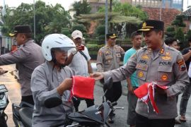 Polisi bagikan  bendera merah putih ajak warga semarakkan kemerdekaan