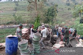 Jalan beton TMMD lereng Sumbing membantu masyarakat