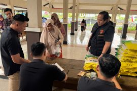 Satgas Pangan Polresta Banyumas bersama Bulog salurkan  beras SPHP
