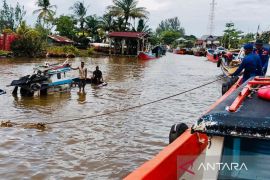 Satpolairud Polres Aceh Barat evakuasi kapal nelayan karam di sungai