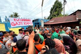 Padang Pariaman limpahkan mediasi perusahaan Sarimas dengan karyawan ke Pemprov