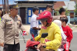 Jelang HUT RI, Polres Simalungun bagikan 2.500 bendera kepada pengendara