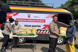 Polda Banten salurkan 460 kg beras murah lewat gerakan Warbinling