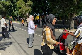 Polres Langkat bagikan 500 bendera merah putih kepada masyarakat