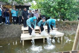 Ketua PKK Langkat dan Sumut tabur 15.000 benih ikan nila