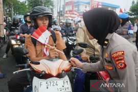 Polres Bogor bagikan 17.845 bendera merah putih selama Agustus