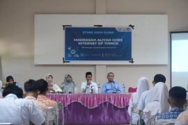 Mahasiswa STMIK Adhi Guna melakukan sosialisasi loT di man 2 Kota Palu