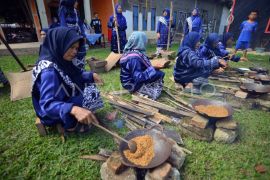 Tradisi manumbuak ampiang Page 2 Small