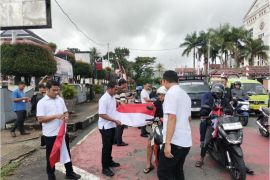 Polda Maluku bagikan 430 bendera merah putih di setiap wilayah jajaran