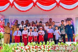 Filep Wamafma salurkan beasiswa PIP bagi 1.500 pelajar di Papua Barat