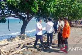 Belasan sampan nelayan Jembrana rusak dihempas gelombang tinggi