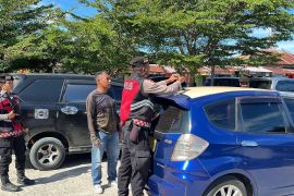 Polda Malut patroli bagikan bendera Merah Putih semarakkan HUT RI