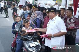 Bupati Asahan bagi 3.250  bendera merah putih