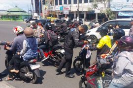 Polresta Bengkulu bagikan 100 Bendera Merah Putih jelang HUT RI