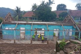 Kemendikdasmen membantu perbaikan bangunan sekolah di Tasikmalaya