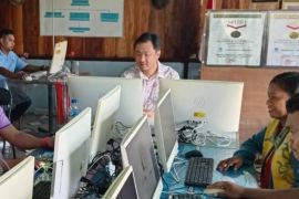 Bupati Hingga Musisi Buktikan Fleksibilitas Kuliah di UT Ambon