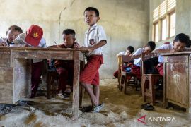 Siswa SDN 1 Curug Pandeglang harus belajar di kelas beralas tanah