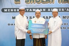 Bank Kalsel salurkan 7.000 sajadah dukung nilai spiritual Hari Jadi Kalsel