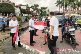 Polresta Ambon bagikan bendera merah putih sambut HUT Kemerdekaan RI