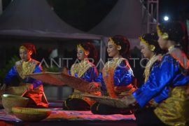 Pertunjukan seni kontemporer di Padang Page 2 Small