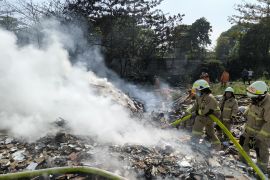 Gulkarmat lakukan pendinginan kebakaran sampah di Kelapa Gading