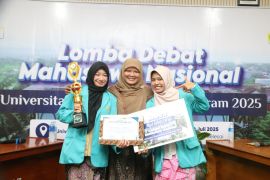 Tim UMS juara 2 lomba debat mahasiswa nasional 2025