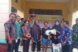 Robert Kardinal salurkan bantuan pangan kepada 42.262 penerima di PBD