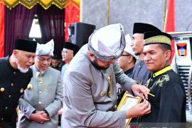 Pemkot Padang anugerahi pin emas kepada 12 tokoh atas kontribusi pembangunan