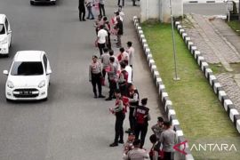 Polrestabes Palembang bagikan 500 Bendera Merah Putih ke warga Palembang