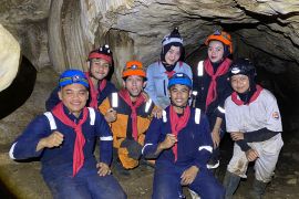 Mahasiswa UPI susur gua di Tasikmalaya Jabar misi pendidikan-konservasi