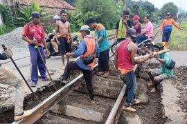 Daop 2 Bandung melakukan perawatan geometri 37 perlintasan kereta