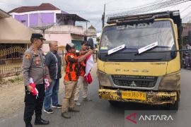 Sambut HUT RI, Polsek Barumun bagi - bagi bendera merah putih kepada pengemudi kendaraan